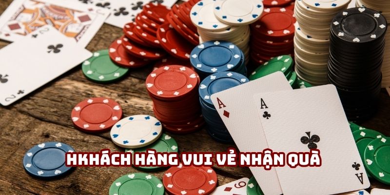 Hình ảnh khách hàng vui vẻ nhận quà sinh nhật từ chương trình